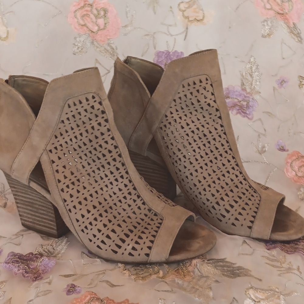 Vince Camuto Cachinta Elegant Tan Suede Women's Heeled Sandals